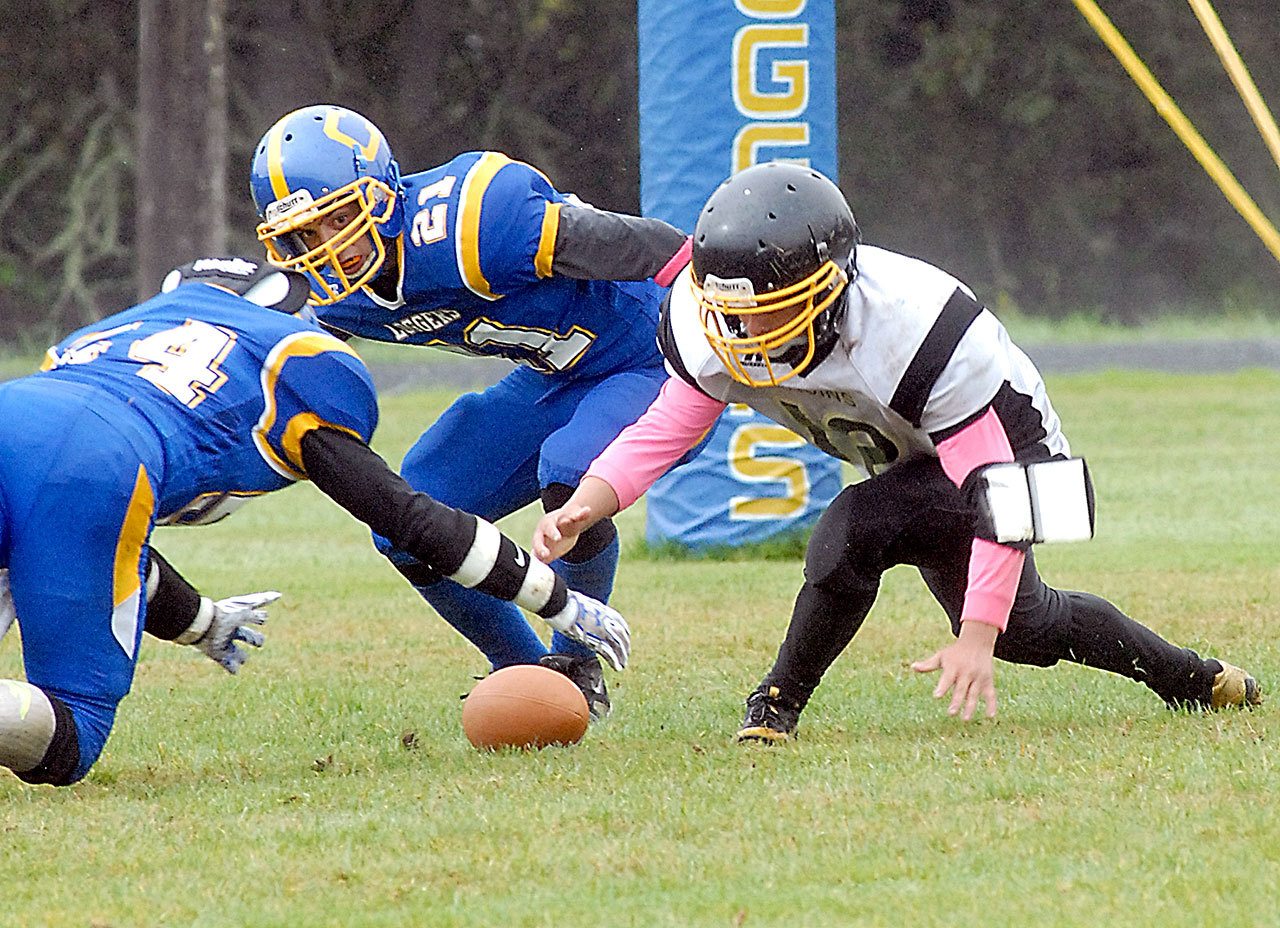Keith Thorpe/Peninsula Daily News Crescent’s Noah Leonard, left, and Kyle Buchanan try to beat Clallam Bay’s Ramon Tinoco to a loose ball during the Loggers’ 46-37 win over the Bruins.