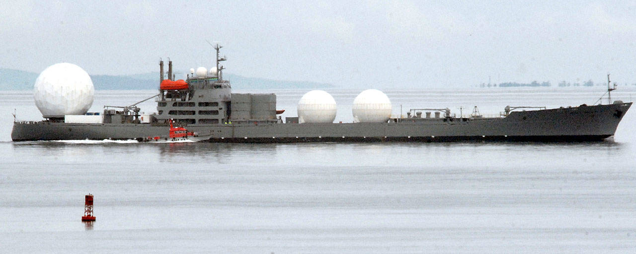 A Puget Sound Pilots boat pulls alongside the SS Pacific Tracker as it sails into the Salish Sea on Thursday. (Keith Thorpe/Peninsula Daily News)