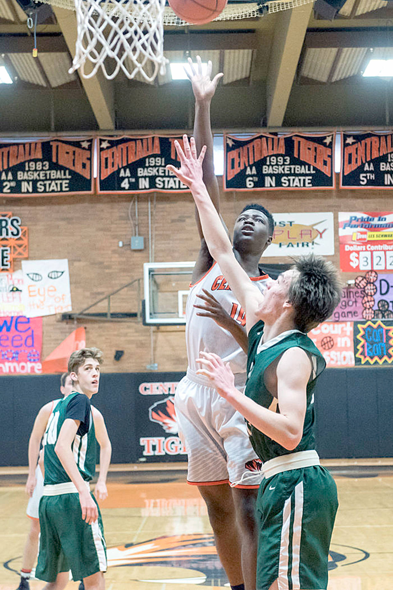 Matt Baide/Centralia Chronicle Port Angeles’ Liam Clark contests the shot of Centralia’s Michael Ajoge during the Roughriders’ 48-47 win over the Tigers.
