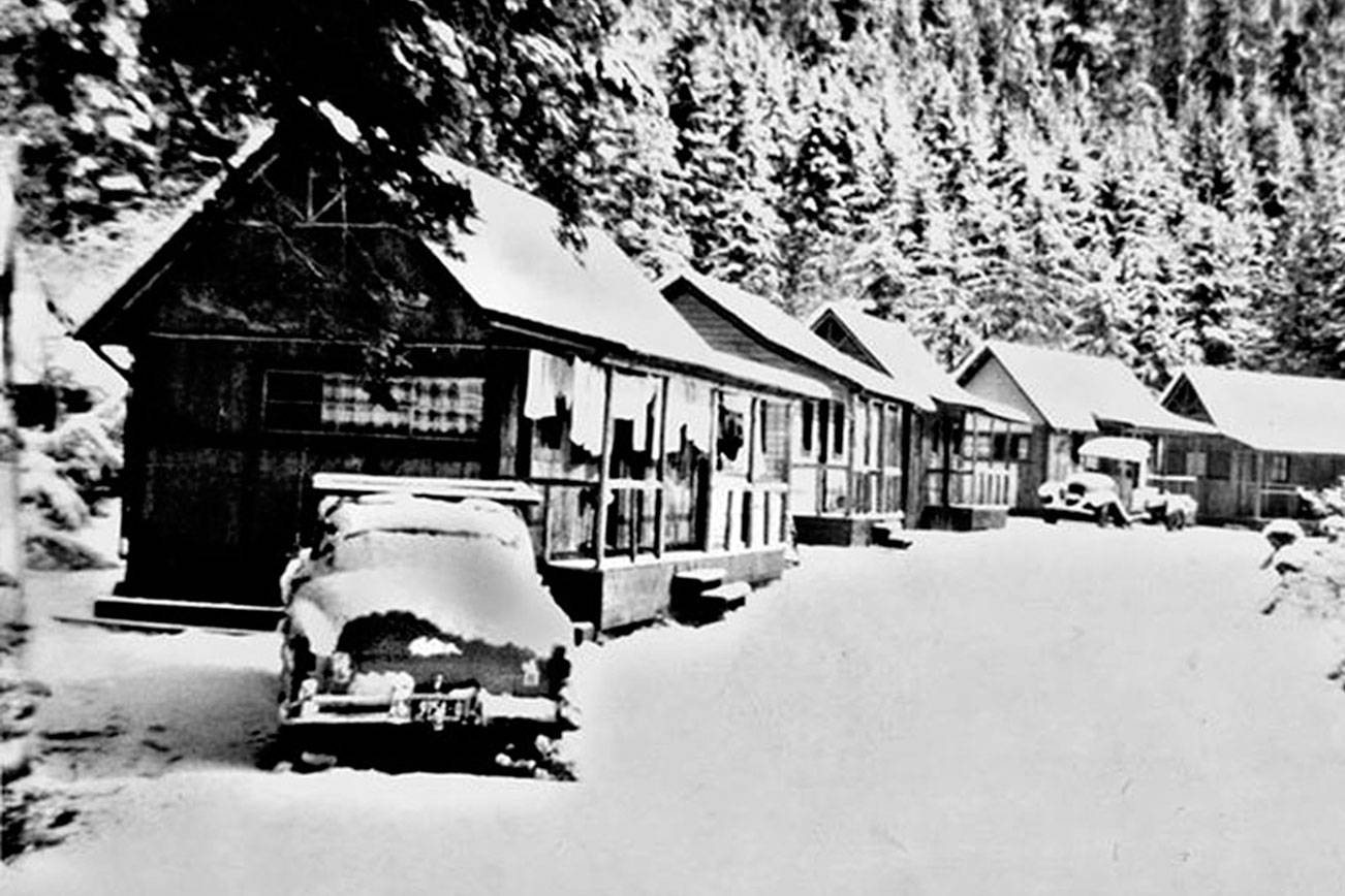 The cabins at Log Cabin Resort, shown here sometime between 1943 and 1957. (Hansen Collection)