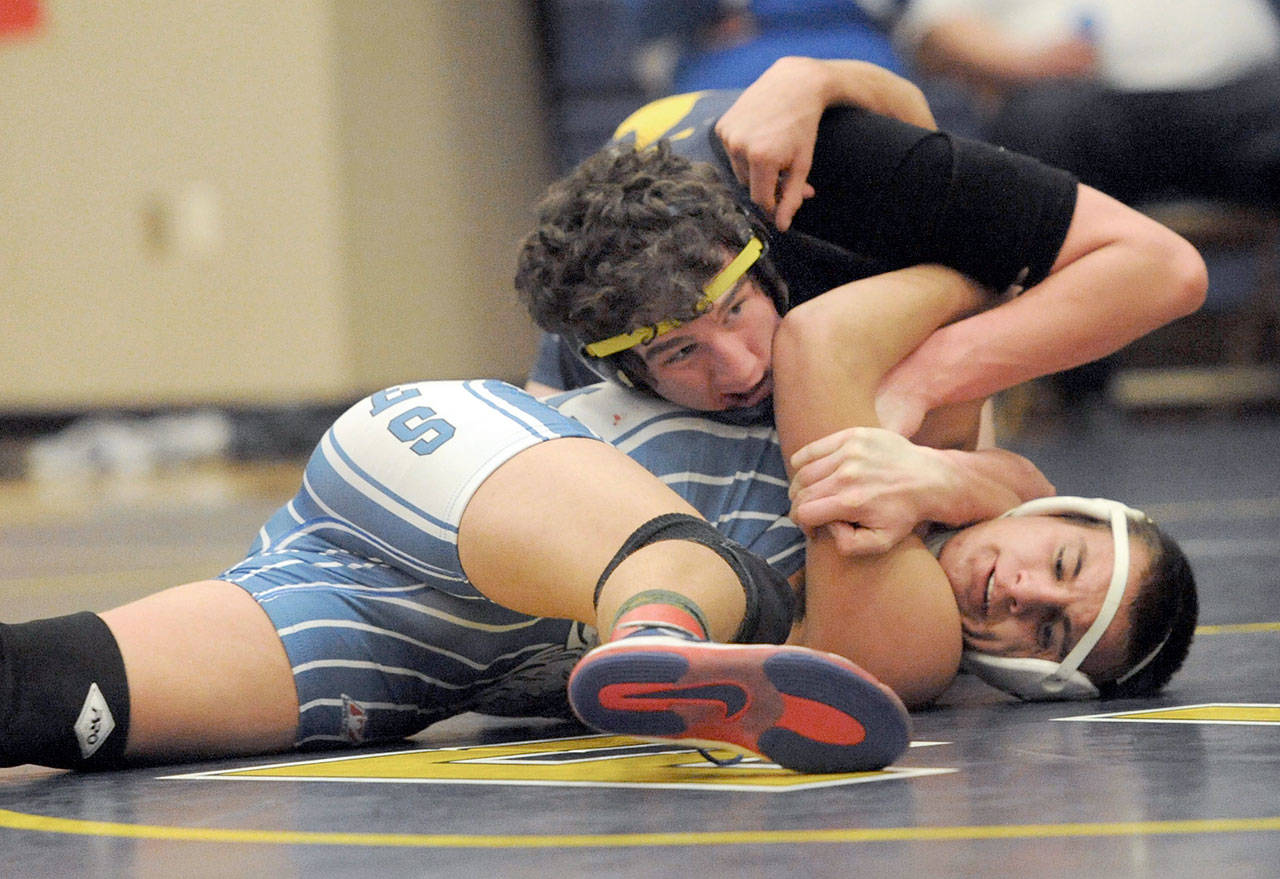 Lonnie Archibald/for Peninsula Daily News Forks’ Brett Moody (top) defeated AJ Whipple of Elma by decision during the Spartans’ dual-meet sweep of Elma and Tenino.