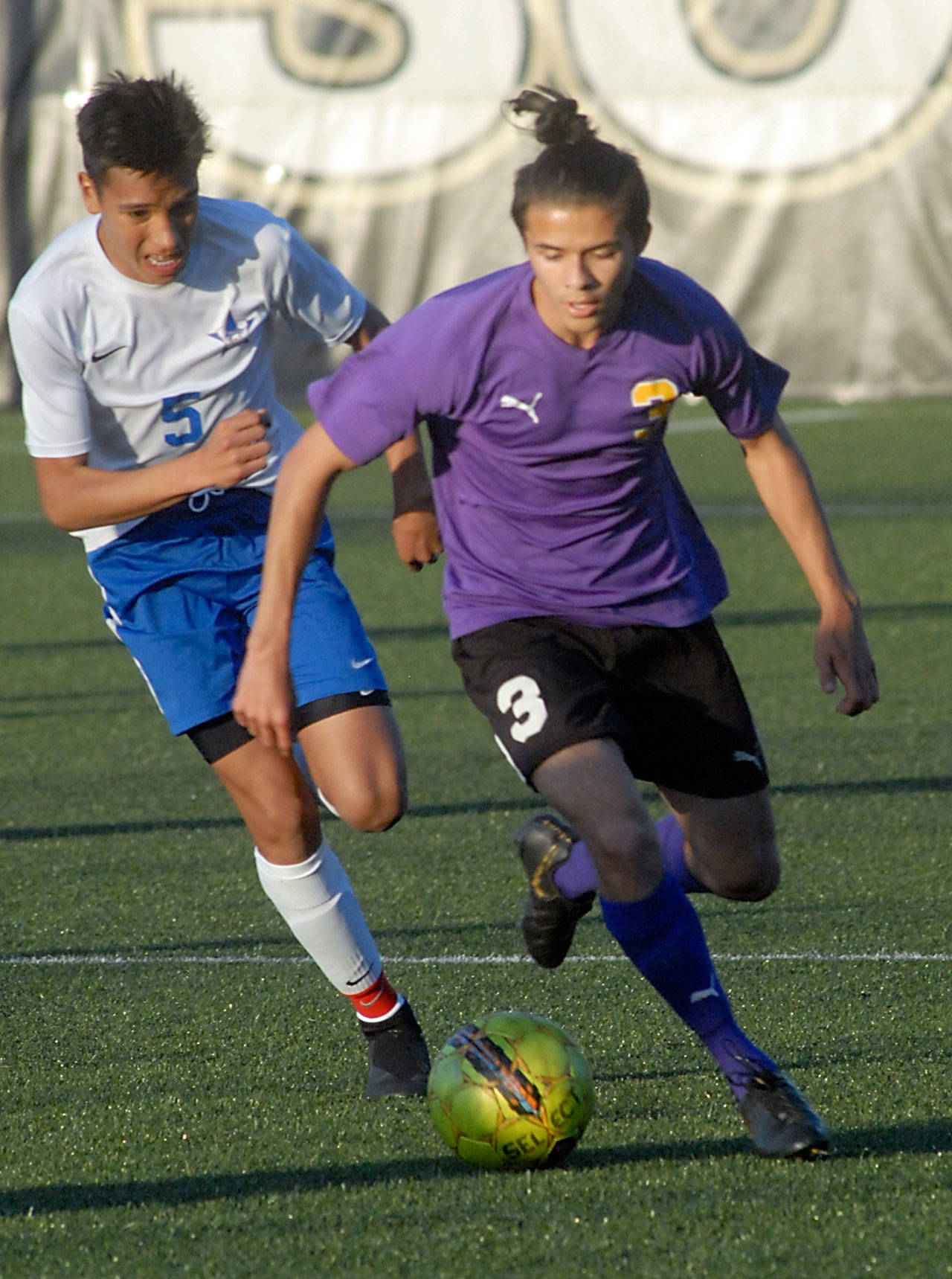 Keith Thorpe/Peninsula Daily News Sequim’s Ryan Tolberd, right, tries to stay ahead of Franklin’s Edgar Ramos on Tuesday at Peninsula College in Port Angeles.