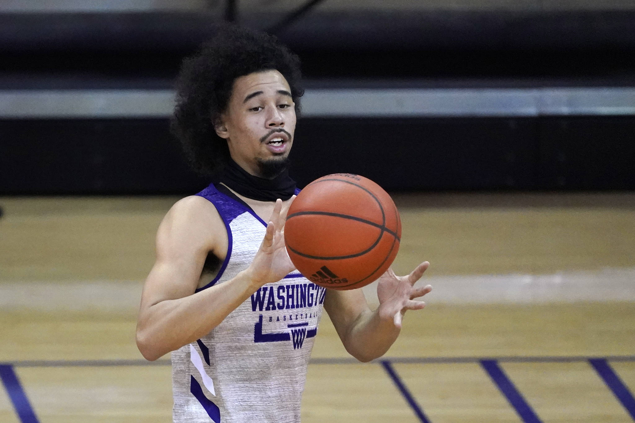 Washington’s Nate Pryor passes during an NCAA college basketball practice Oct. 2 in Seattle. Pryor is among several transfers to Washington who the Huskies are hopeful can all make an immediate impact. The Huskies’ season will finally begin Sunday against Baylor in Las Vegas. (AP Photo/Elaine Thompson)