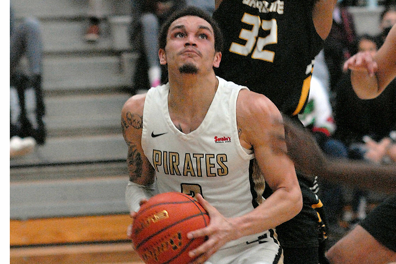 Keith Thorpe/Peninsula Daily News
Peninsula's Jaylin Reed, front, looks for the hoops as Shoreline's Morgan Brown defends the lane on Wednesday at Peninsula College in Port Angeles.