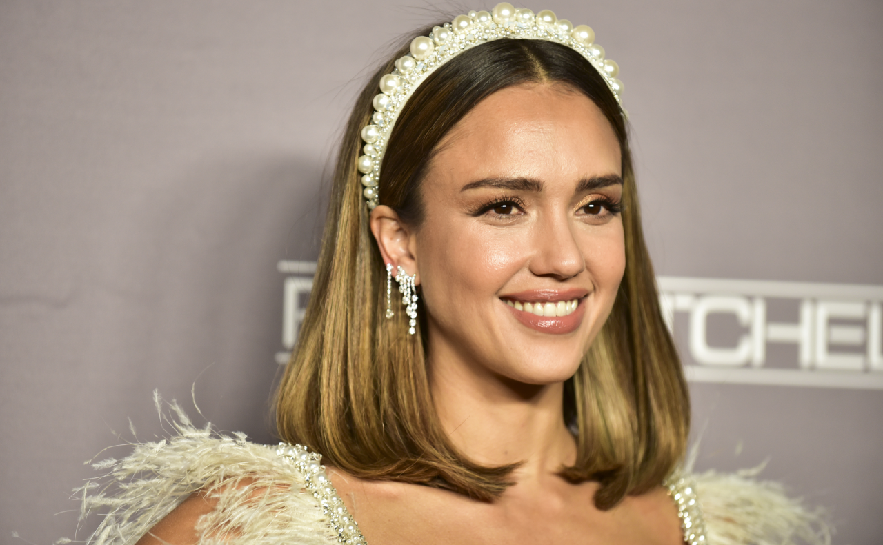 Jessica Alba’s “Easy Way To Contour Naturally” Requires A Concealer And Nothing Else