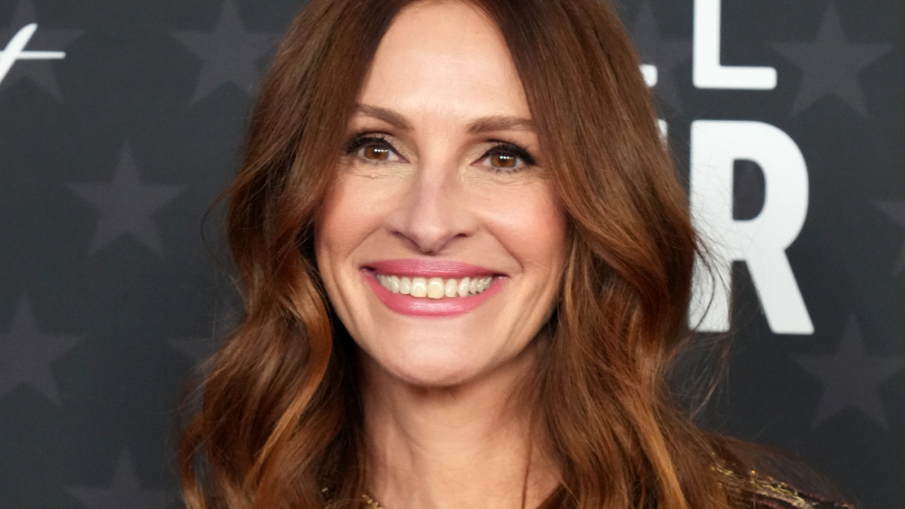 Julia Roberts’ Makeup Artist “Will Not Do Makeup” Without This Primer