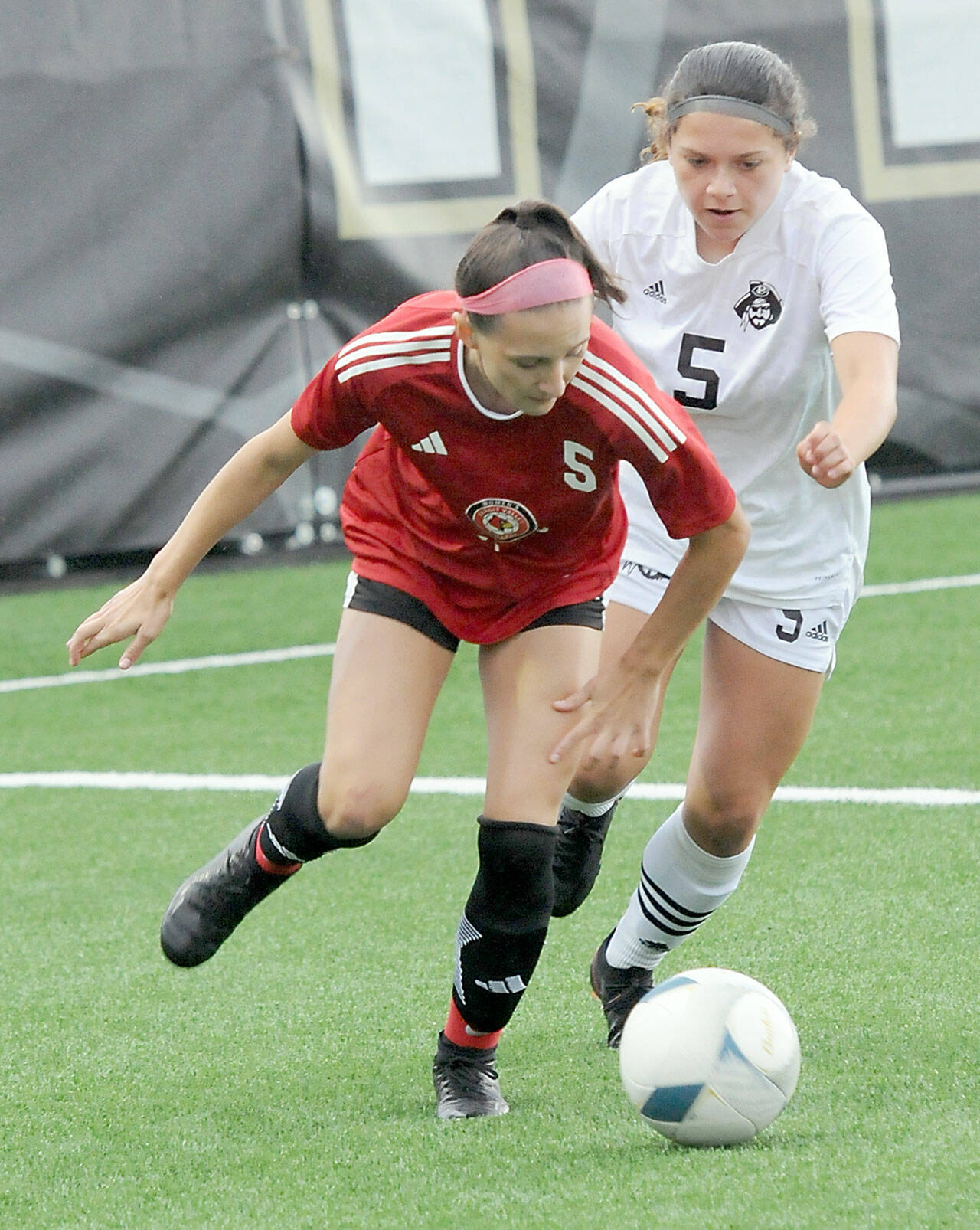 KEITH THORPE/PENINSULA DAILY NEWS Peninsula’s Taya Bohenko, right, chases down Skagit Valley’s Renee Wargo during Wednesday’s match at Peninsula College.
