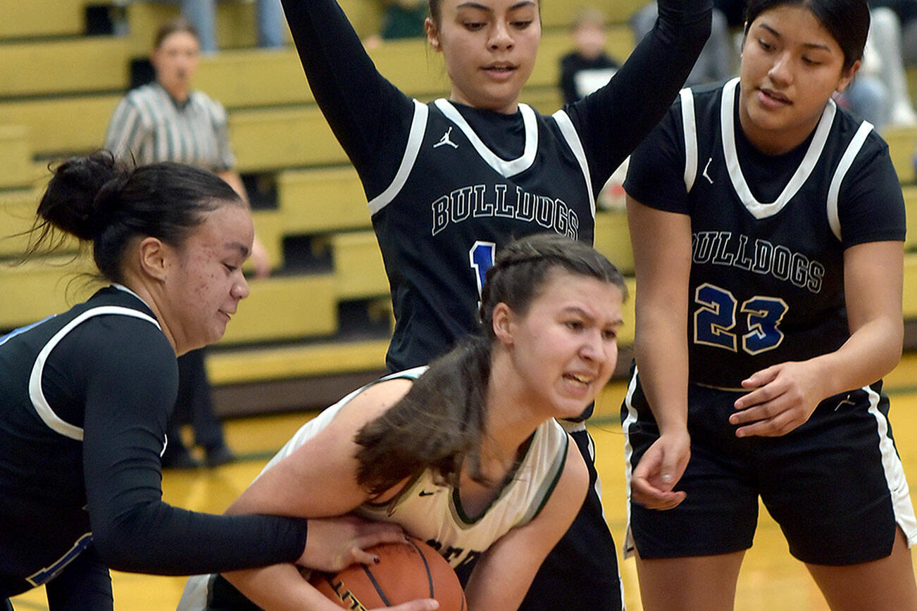 KEITH THORPE/PENINSULA DAILY NEWS
Port Angeles' Lindsay Smith, center, holds onto the ball surrounded by North Mason defenders, from left, Adrianna Tupolo, Adrianne Tupolo and Briana Cauhtenango on Tuesday's playoff game in Port Angeles.