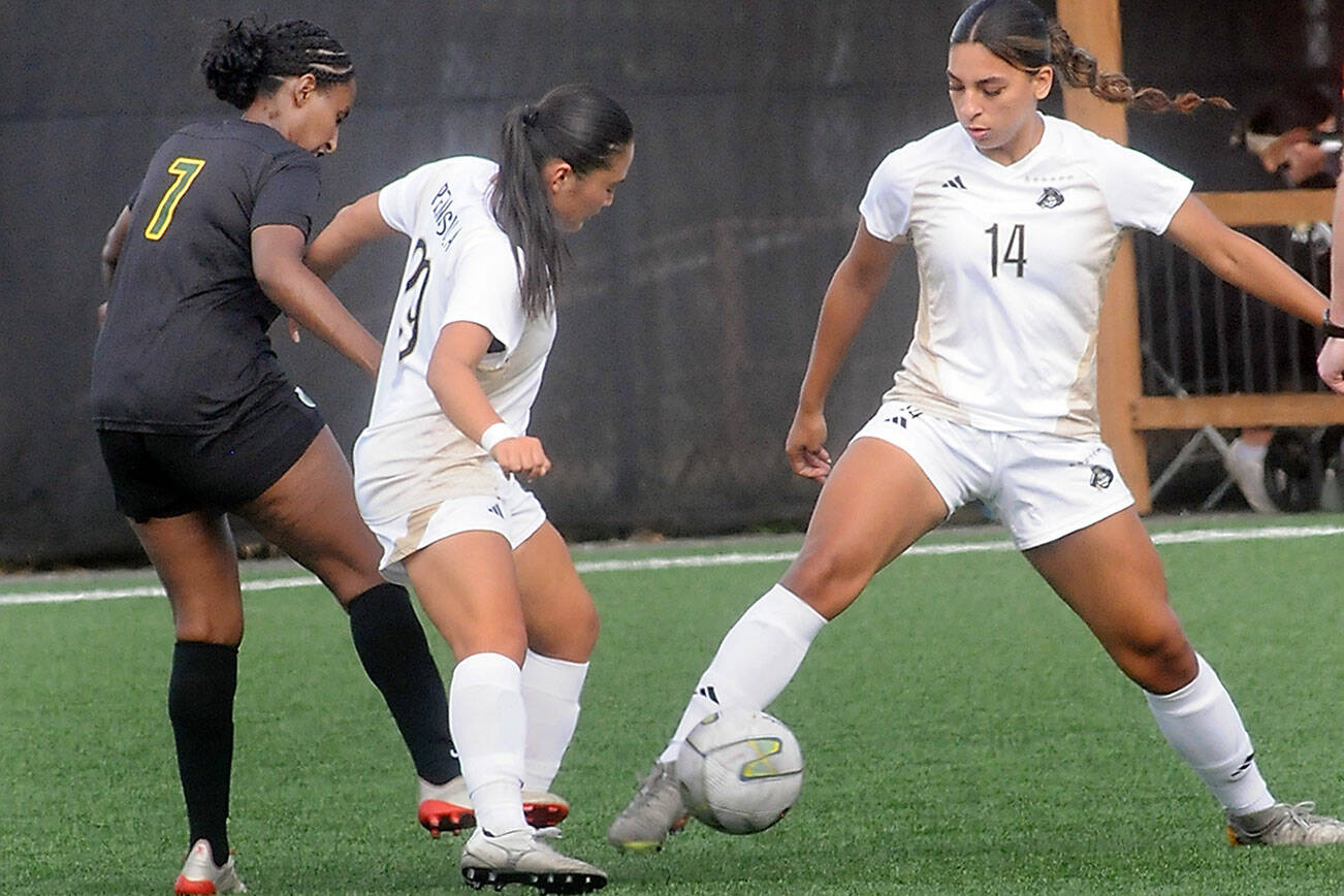 KEITH THORPE/PENINSULA DAILY NEWS
Peninsula's Layla Bejar, right, gets blocking assistance from teammate Shiori Shintaku as Shoreline's Milka Embaye advances for the ball on Saturday in Port Angeles.
