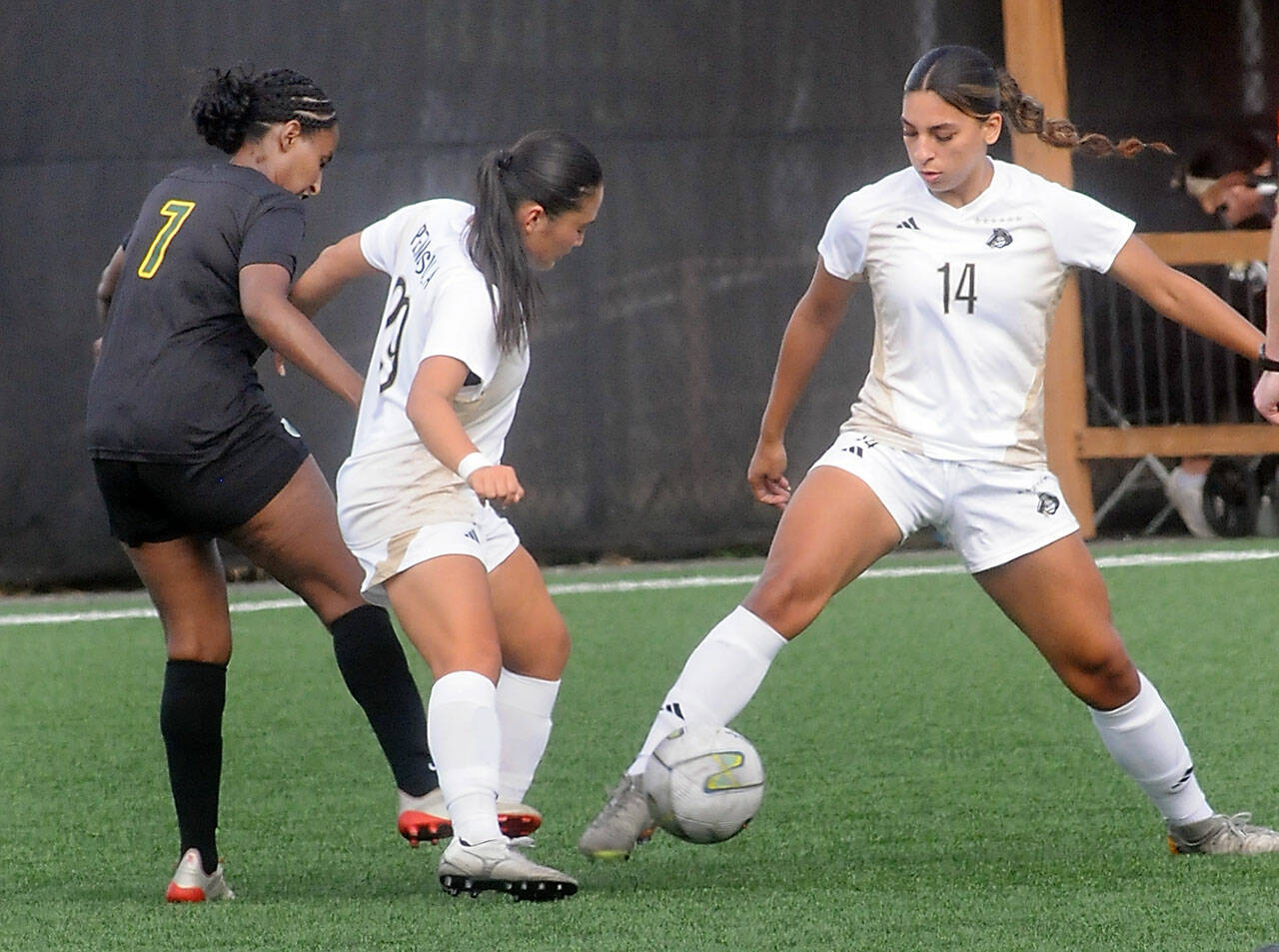 KEITH THORPE/PENINSULA DAILY NEWS Peninsula’s Layla Bejar, right, gets blocking assistance from teammate Shiori Shintaku as Shoreline’s Milka Embaye advances for the ball on Saturday in Port Angeles.