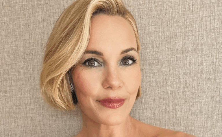 Leslie Bibb’s Emmys Look Just Turned Blue Eyeshadow Into Spring’s Most Wearable Trend