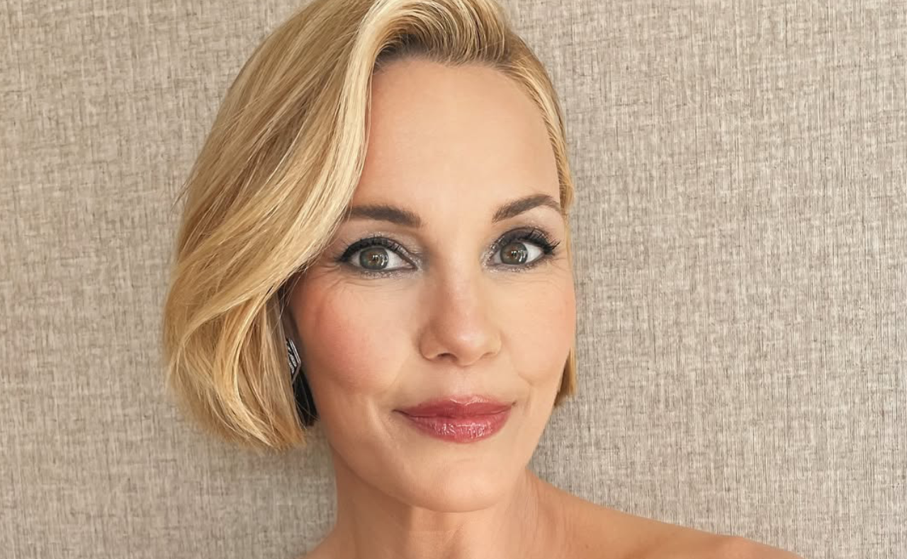 Leslie Bibb’s Emmys Look Just Turned Blue Eyeshadow Into Spring’s Most Wearable Trend