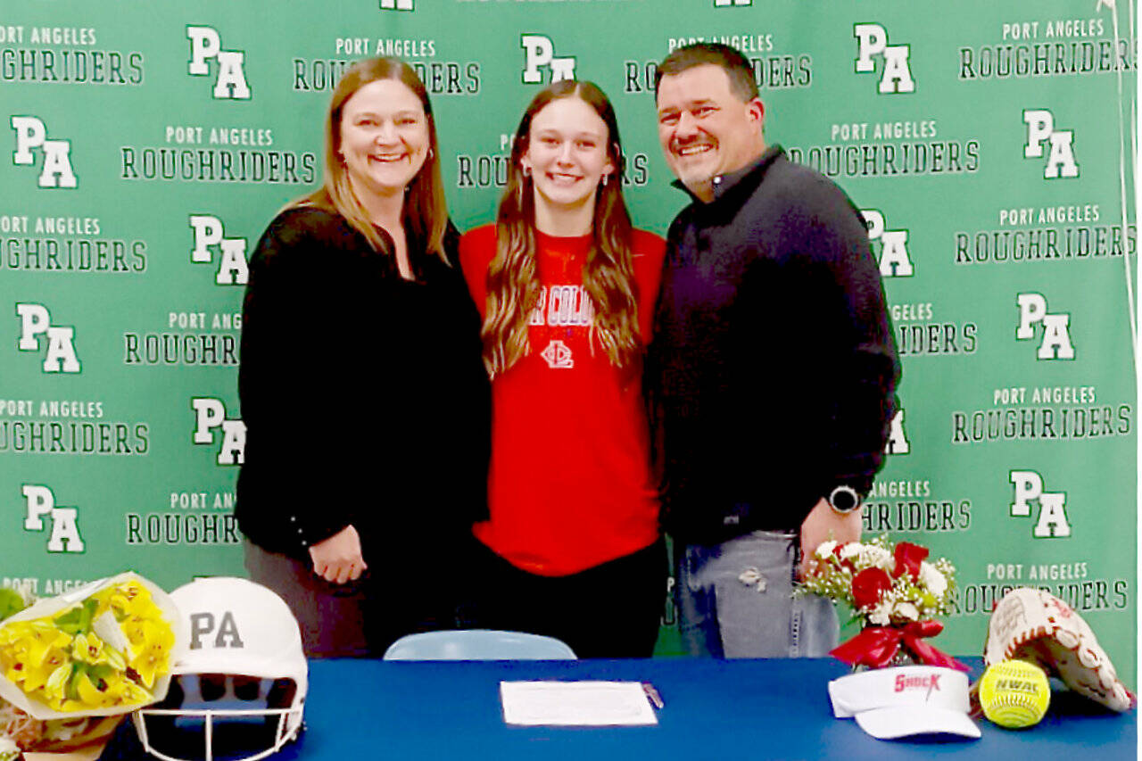 Lynzee Reid with her parents Tammy Reid and Jason Reid during her signing ceremony to play softball at Lower Columbia College. (Pierre LaBossiere/Peninsula Daily News)